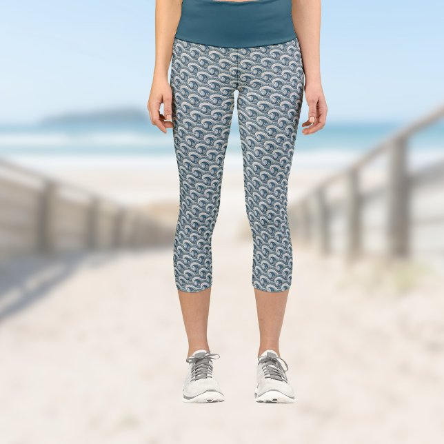 Polynesische Strandwaves und Blume Ethnisches Must Capri Leggings (Von Creator hochgeladen)
