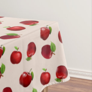 Pommes rouges sur nappe beige clair