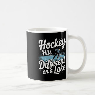 Pond-Hockey trifft anders auf einem Lake Shinny Kaffeetasse