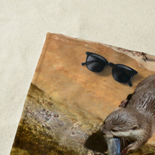**"Pondside Fest: Ein Otter und seine Fänge"** Strandtuch