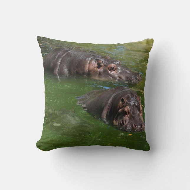**"Pondside Play: Zwei Hippos zusammen schwimmen"* Kissen (Vorderseite)
