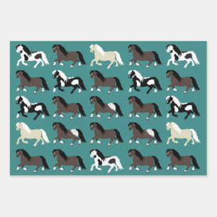 Ponies enveloppant des feuilles de papier