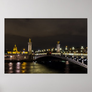 Pont Alexandre III und Invaliden-Dom in der Nacht Poster