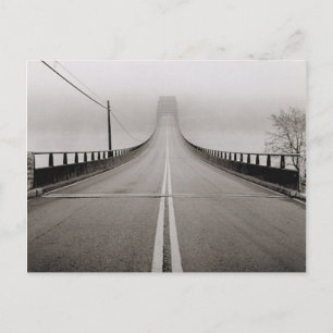 Pont dans la carte postale de brouillard