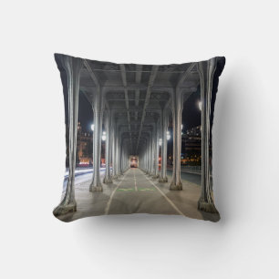 Pont de Bir-Hakeim bei Nacht - Paris, Frankreich Kissen