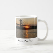 "Pont de RFK au coucher du soleil" Astoria, tasse