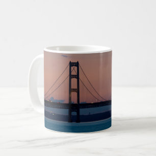 Pont Mackinac À Dusk Coffee Mug