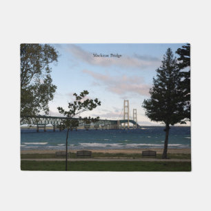 Pont Mackinac avec tapis de porte arboré