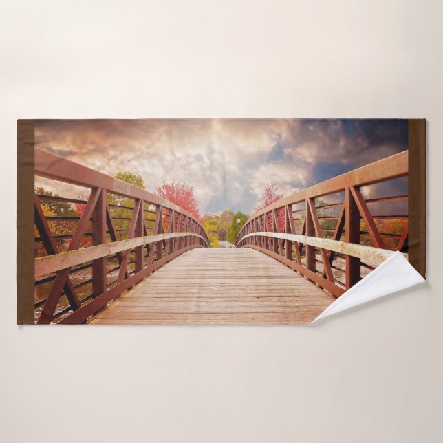 Pont rustique en bois dans le pays (Serviette de bain)
