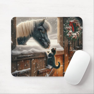Pony and Kitten in Weihnachtsstall Mousepad
