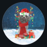 Poodle Christmas Runder Aufkleber<br><div class="desc">Der Schneehund mit Weihnachtsmannmütze- und Weihnachtsgeschenken ist ein ideales Weihnachtsgeschenk für jemanden,  der diese Hündin Liebe.</div>