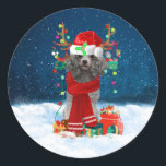 Poodle Christmas Runder Aufkleber<br><div class="desc">Der Schneehund mit Weihnachtsmannmütze- und Weihnachtsgeschenken ist ein ideales Weihnachtsgeschenk für jemanden,  der diese Hündin Liebe.</div>