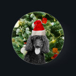 Poodle Dog Christmas Tree Snowman Red Weihnachtsma Button<br><div class="desc">Niedlicher Poodle Hund mit roter Weihnachtsmannmütze mit Weihnachtsbaumschneedekor im Hintergrund.</div>
