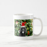 Poodle Dog Christmas Tree Snowman Red Weihnachtsma Kaffeetasse<br><div class="desc">Niedlicher Poodle Hund mit roter Weihnachtsmannmütze mit Weihnachtsbaumschneedekor im Hintergrund.</div>