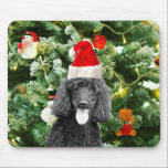 Poodle Dog Christmas Tree Snowman Red Weihnachtsma Mousepad<br><div class="desc">Niedlicher Poodle Hund mit roter Weihnachtsmannmütze mit Weihnachtsbaumschneedekor im Hintergrund.</div>