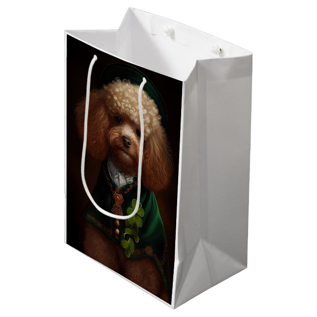 Poodle Dog in St. Patrick's Day Dress Mittlere Geschenktüte (Vorderseite Schrägansicht)