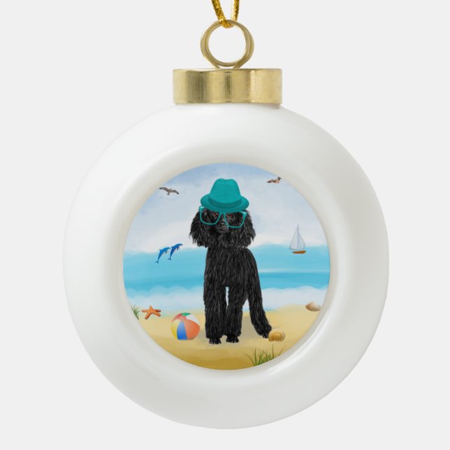 Poodle Dog on Beach Keramik Kugel-Ornament (Vorderseite)