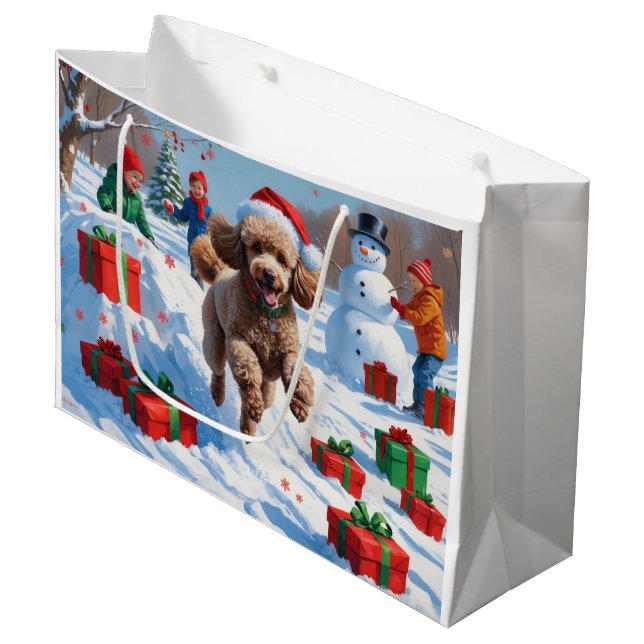 Poodle läuft im Schnee mit Weihnachtshut Große Geschenktüte (Vorderseite Schrägansicht)