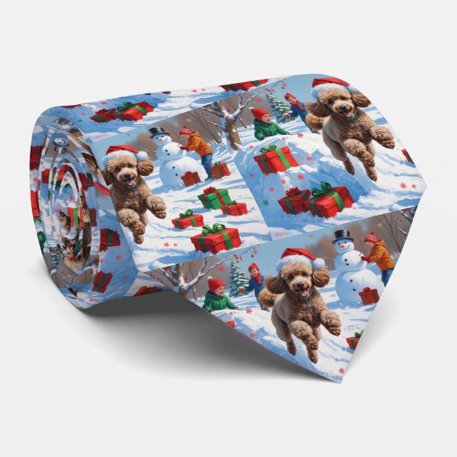 Poodle läuft im Schnee mit Weihnachtshut Krawatte (Gerollt)