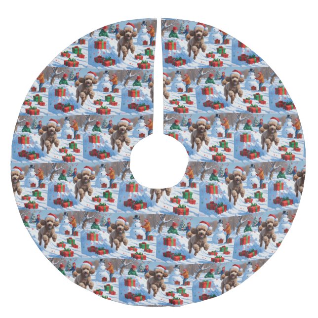Poodle läuft im Schnee mit Weihnachtshut Polyester Weihnachtsbaumdecke (Vorderseite)
