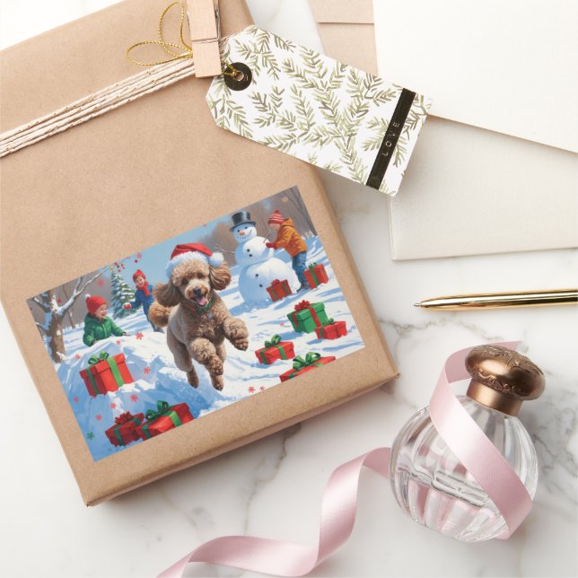 Poodle läuft im Schnee mit Weihnachtshut Rechteckiger Aufkleber (Schenken)