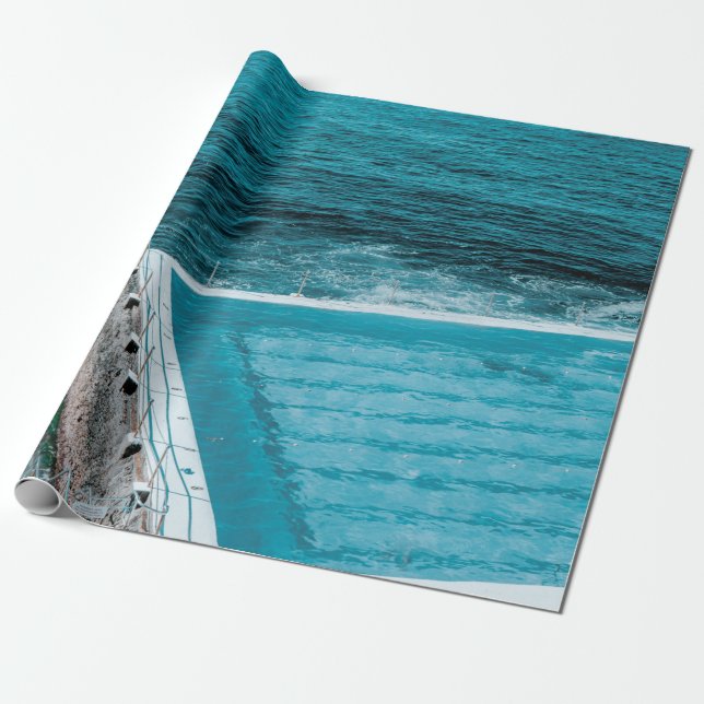 Pool in der Nähe des Meeres Geschenkpapier (Ungerollt)