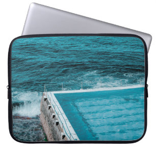Pool in der Nähe des Meeres Laptopschutzhülle