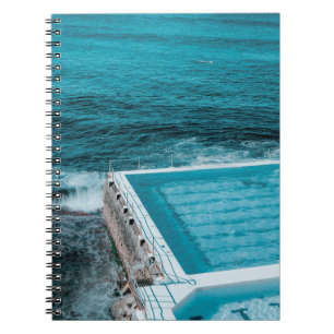 Pool in der Nähe des Meeres Notizblock