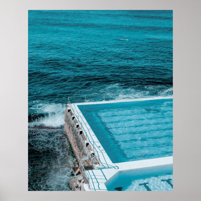 Pool in der Nähe des Meeres Poster (Vorne)