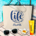 Pool Life Blue Jumbo Stoffbeutel<br><div class="desc">Machen Sie eine Aussage oder geben Sie als lustiges Geschenk,  diese natürliche Farbe Tote Tasche mit Ihrem Namen und "Pool life cuz Strände salzig" in chic blauen Schriften. PASSENDE Artikel in unserer Sammlung.</div>