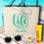 Pool Life Türkis Jumbo Stoffbeutel<br><div class="desc">Machen Sie eine Aussage oder geben Sie als lustiges Geschenk, diese natürliche Farbe Tote Tasche mit Ihrem Namen und "Pool life cuz Strände salzig" in chic türkis Schrift. PASSENDE Artikel in unserer Sammlung.</div>