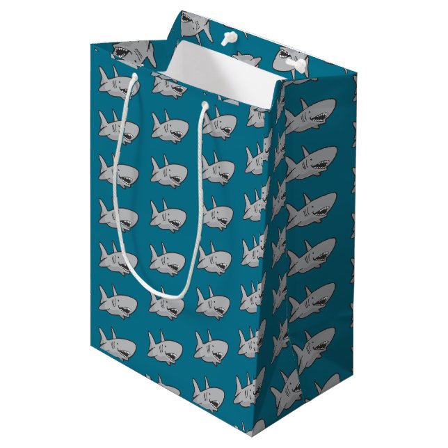 Pool Party Shark Birthday Geschenktaschen Mittlere Geschenktüte (Vorderseite Schrägansicht)
