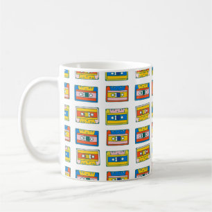 Pop Art 90s nahtlose Muster von Musikkassetten. B Kaffeetasse