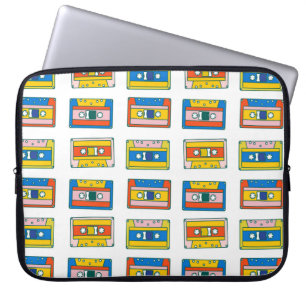 Pop Art 90s nahtlose Muster von Musikkassetten. B Laptopschutzhülle
