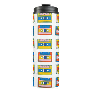 Pop Art 90s nahtlose Muster von Musikkassetten. B Thermosbecher