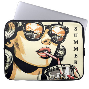 Pop-Art-Comic-Book-hübsche-Frau-die-Limonade-trink Laptopschutzhülle