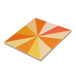 Pop Art Modern 60er Funky Geometric Rays in Orange Fliese<br><div class="desc">Dieses angesagte Retro-60er-inspiriert Pop-Kunstdesign hat helle, psychedelisch orangefarbene Rochen / Sonnenaufgänge, die in einem geometrischen Muster abschießen. Dieses trendige, minimalistische, ultra-Mod-Design hat zwölf Strahlen in verschiedenen Orangetönen. Es ist groovy, Baby.</div>
