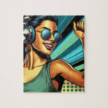 Pop Art Woman in Kopfhörern tanzen