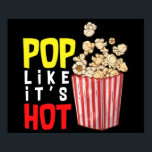 Pop es wie sein heißer Popcorn Salat oder Schweiß  Poster<br><div class="desc">Pop es wie sein heißer Popcorn salty oder Schweiß für Ihr Kinofilm Abenteuer Poster Anime Cartoon Comic Fiktion Manga</div>