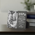 Pop Großvater Vatertag Kinder Foto Fotoplatte<br><div class="desc">Großvater ist für alte Männer, also ist er Pop! Diese phantastische Zitat-Foto-Plakette ist perfekt für Vatertag, Geburtstag, oder um zu feiern, ein neuer Großvater oder Großvater zu sein, wer Lieben zum Golfspielen. Design zeigt das Sprichwort "Pop, denn Großvater ist für alte Typ" in weißer Schrift auf einem Kalkbrett Hintergrund, neben...</div>
