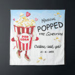 Pop Hintergrund der Fragekopplungs-Verlobung Wandteppich<br><div class="desc">Ein Eimer aus rostendem Popcorn.</div>