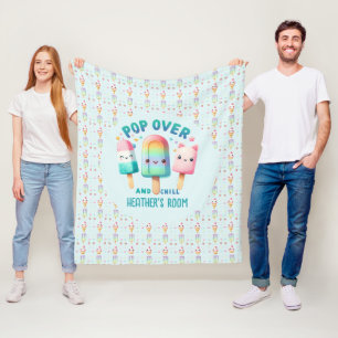 Pop im Zimmerdekor der Girl's Bedroom on Over and  Fleecedecke
