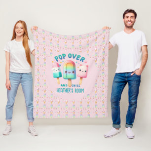 Pop im Zimmerdekor der Girl's Bedroom on Over and  Fleecedecke