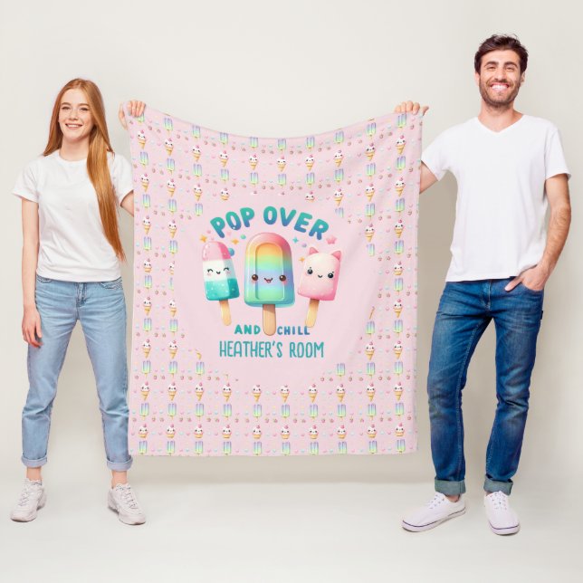 Pop im Zimmerdekor der Girl's Bedroom on Over and  Fleecedecke (Beispiel)