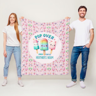Pop im Zimmerdekor der Girl's Bedroom on Over and  Fleecedecke