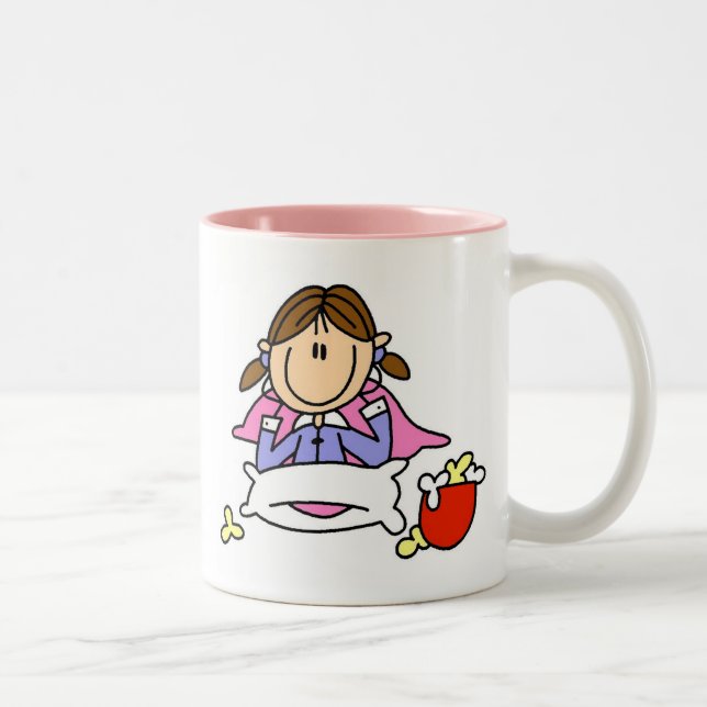 Popcorn und Pyjama-Tasse Zweifarbige Tasse (Rechts)