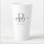 Poppy Elegant Script Monogram Silver Green Milchtasse<br><div class="desc">Letzte Tasse für einen neuen Mohn oder seit langem etablierten Vater, die Sie mit dem Datum, an dem sie Vater werden personalisieren können. Dieses trendige minimalistische Design hat eine subtile Farbpalette aus silbergrün, schwarz und weiß. Es hat ein Mohnmonogramm, mit dem Anfangsbuchstaben P und dem Namen Mohn, in modernen Typografie...</div>
