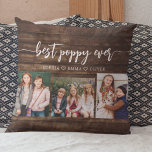Poppy Großvater Grandchildren Holzfotolage Kissen<br><div class="desc">Feiern Sie Ihren Mohn mit dem Poppy Großvater Großkinder Waldfoto-Kollage Kissen. Dieser personalisierte Sake besticht durch eine wunderschön arrangierte Collage aus hochgeliebten Fotos auf einem holzgeschmückten Hintergrund, in der besondere Momente mit seinen Enkeln gefangen gehalten werden. Es ist aus hochwertigen Materialien gefertigt und verleiht jedem Raum eine stilvolle und rustikale...</div>