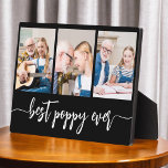 Poppy Großvater Großkinder FotoCollage Fotoplatte<br><div class="desc">Capture die Liebe zwischen Poppy und seinen Enkelkindern mit unserem Großvater Großkinder Foto Collage Plaque. Diese personalisierte Plakette zeigt eine herzzerwärmende Collage aus Foto, in der wunderschön gepflegte Momente gezeigt werden, die Poppy mit seinen geliebten Enkeln geteilt hat. Um die Fotos herum ist der beliebte Titel "Poppy", der dem Design...</div>