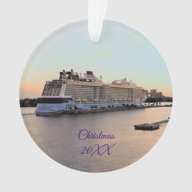 Port de Nassau avec le bateau de croisière daté (devant)